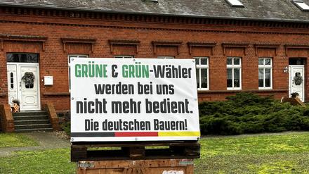 15.02.2024, Brandenburg, Bad Wilsnack: «Grüne und Grüne Wähler werden bei uns nicht mehr bedient», steht auf einem Plakat in Weisen (Prignitz). Wegen des Plakats prüft die Staatsanwaltschaft im brandenburgischen Neuruppin den Anfangsverdacht der Volksverhetzung. Dies bestätigte Oberstaatsanwalt Cyrill Klement am Freitag der Deutschen Presse-Agentur. Foto: Marcus J. Pfeiffer/MAZ/dpa +++ dpa-Bildfunk +++