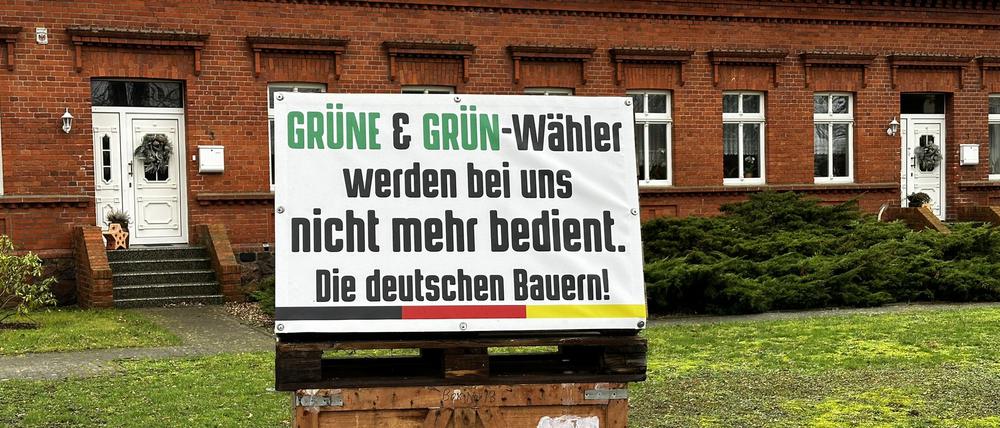 15.02.2024, Brandenburg, Bad Wilsnack: «Grüne und Grüne Wähler werden bei uns nicht mehr bedient», steht auf einem Plakat in Weisen (Prignitz). Wegen des Plakats prüft die Staatsanwaltschaft im brandenburgischen Neuruppin den Anfangsverdacht der Volksverhetzung. Dies bestätigte Oberstaatsanwalt Cyrill Klement am Freitag der Deutschen Presse-Agentur. Foto: Marcus J. Pfeiffer/MAZ/dpa +++ dpa-Bildfunk +++
