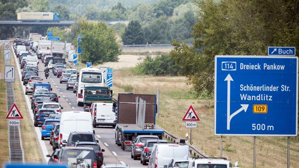 Die Schönerlinder Brücke führt über die Autobahn A 114.