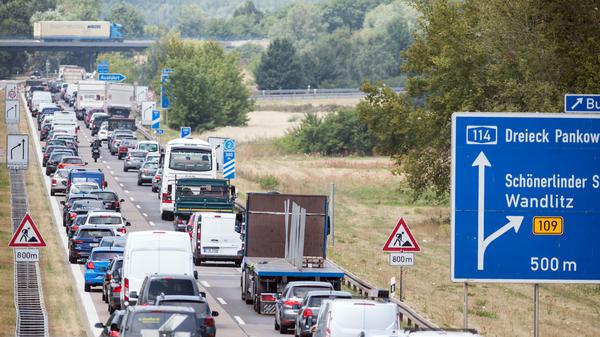 Die Schönerlinder Brücke führt über die Autobahn A 114.