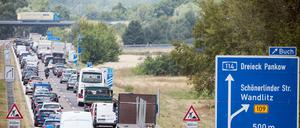 Die Schönerlinder Brücke führt über die Autobahn A 114.