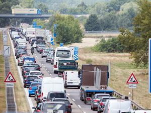 Die Schönerlinder Brücke führt über die Autobahn A 114.