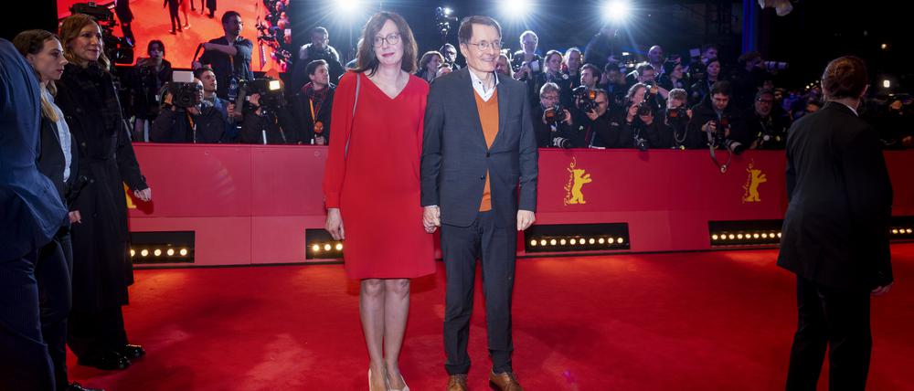 Liebe vor der Leinwand. Gesundheitsminister Karl Lauterbach und seine neue Freundin, die Journalistin Elisabeth Niejahr, bei der Eröffnungsgala im Berlinale-Palast. 