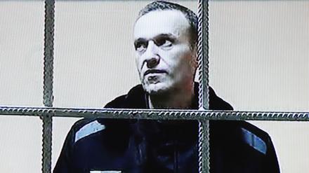 Alexej Nawalny, Oppositionspolitiker aus Russland, ist während einer Gerichtsverhandlung per Video aus einem Gefängnis zugeschaltet. 
