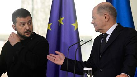 Mit einer lockeren Handbewegung dem Gast das Wort erteilt - Olaf Scholz muss nicht mehr fürchten, was Wolodymyr Selenskyj öffentlich sagt.