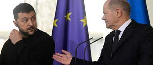 Mit einer lockeren Handbewegung dem Gast das Wort erteilt - Olaf Scholz muss nicht mehr fürchten, was Wolodymyr Selenskyj öffentlich sagt.