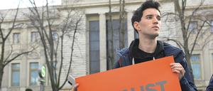 Nach dem Tod von Alexej Nawalny protestierten Anhänger des russischen Aktivisten Mitte Februar vor der russischen Botschaft in Berlin.