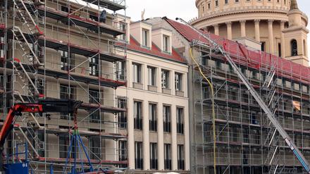 Block III in der Neuen Mitte Potsdam wird abgerüstet. Immer mehr Gebäude in Block III sind sichtbar, die Gerüste von mehreren Fassaden werden abgebaut.