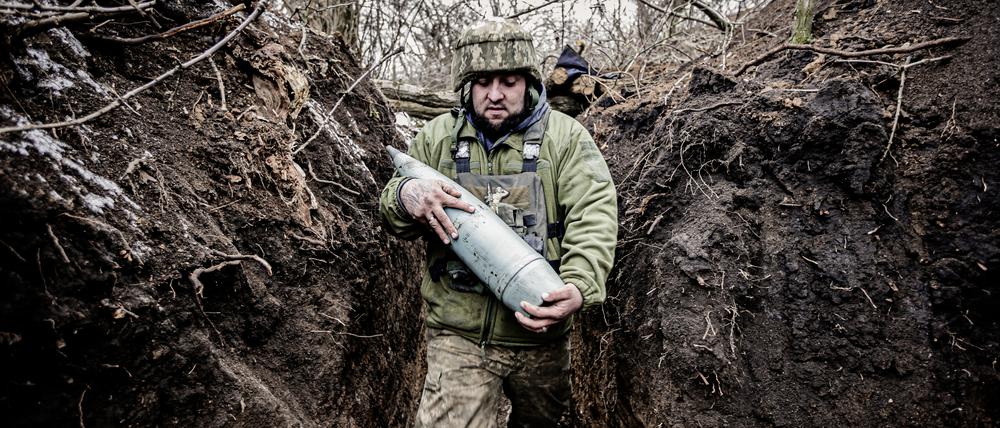 Der Mangel an Munition macht den Soldaten einer Artillerieeinheit in der Oblast Donezk am Dienstag 30. Januar 2024 zu schaffen. Die benoetigten Waffenlieferungen bleiben aus. Die Ukrainer befinden sich in der Defensive, es wird immer schwieriger fuer die Soldaten die Stellungen zu halten.
