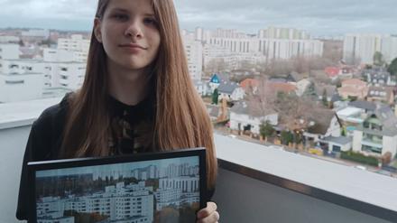 Fotopreisträger Aaron Ohnesorge (15) im Märkischen Viertel in Berlin mit seinem preisgekrönten Bild vom Märkischen Viertel.