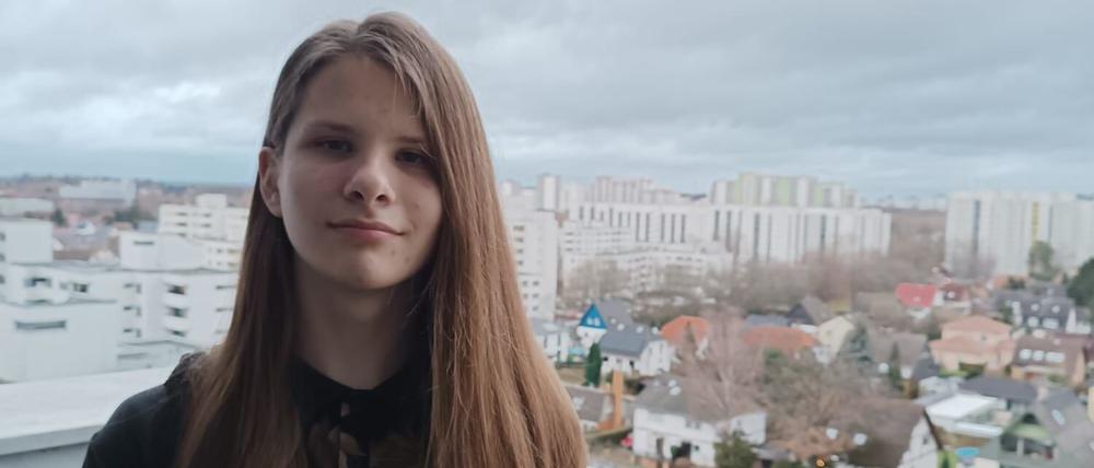Fotopreisträger Aaron Ohnesorge (15) im Märkischen Viertel in Berlin mit seinem preisgekrönten Bild vom Märkischen Viertel.