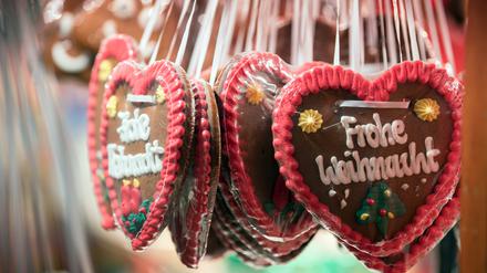 Lebkuchen-Herzen mit der Aufschrift „Frohe Weihnacht“ hängen an einem Stand auf dem Weihnachtsmarkt in der Altstadt von Spandau. 
