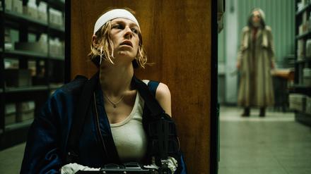 Gretchen (Hunter Schafer) wird von einer Gestalt verfolgt, die ihre Opfer mit markerschütternden Schreien in Trance versetzt.