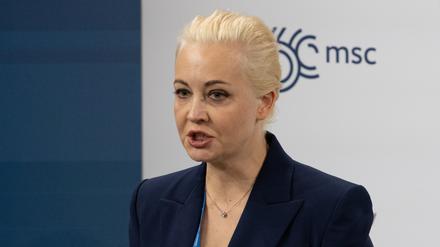 16.02.2024, Bayern, München: Julia Nawalnaja, Ehefrau von Alexej Nawalny, nimmt an der Sicherheitskonferenz teil. Zur 60. Münchner Sicherheitskonferenz im Hotel Bayerischer Hof werden von Freitag bis Sonntag rund 50 Staats- und Regierungschefs sowie mehr als 100 Minister aus aller Welt erwartet. Foto: Sven Hoppe/dpa +++ dpa-Bildfunk +++