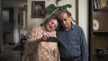 Lily Farhadpour (l) und Esmail Mehrabi in einer Szene des Films «Keyke mahboobe man» („My Favourite Cake“, undatierte Filmszene). Der Film geht bei der diesjährigen Berlinale in das Rennen um einen Goldenen Bären.