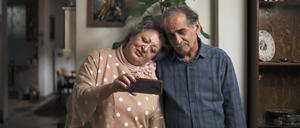 Lily Farhadpour (l) und Esmail Mehrabi in einer Szene des Films «Keyke mahboobe man» („My Favourite Cake“, undatierte Filmszene). Der Film geht bei der diesjährigen Berlinale in das Rennen um einen Goldenen Bären.