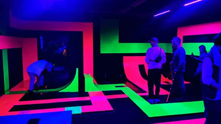 Schwarzlicht-Minigolf in Kreuzberg.