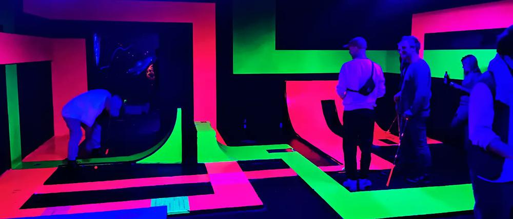 Schwarzlicht-Minigolf in Kreuzberg. 