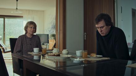 Mutter Lissy (Corinna Harfouch) und Sohn Tom (Lars Eidinger) reden Tacheles.