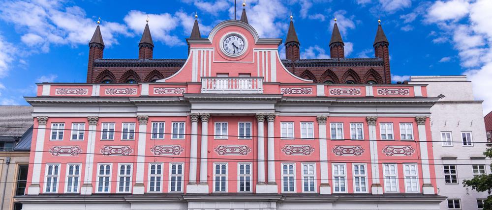 ARCHIV - 05.07.2022, Mecklenburg-Vorpommern, Rostock: Das historische Rathaus von Rostock mit dem Sitzungssaal der Bürgerschaft und Büros der Oberbürgermeisterin.