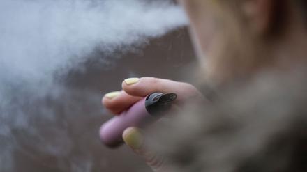 (Symbolbild) Eine E-Zigarette wird von einer Frau geraucht. Bei jungen Menschen sind insbesondere Einweg-E-Zigaretten beliebt.