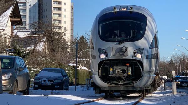 Das „Advanced TrainLab“, eine Forschungsstation in Gestalt eines ICE, rollt im Schritttempo den Dahlemer Weg entlang.