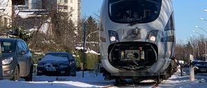 Das „Advanced TrainLab“, eine Forschungsstation in Gestalt eines ICE, rollt im Schritttempo den Dahlemer Weg entlang.