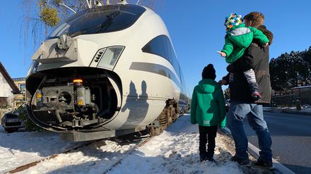 Vor drei Jahren rollte das „Advanced TrainLab“, eine Forschungsstation in Gestalt eines ICE, im Schritttempo den Dahlemer Weg entlang. Der damals sechsjährige Joschi, sein drei Jahre jüngerer Bruder Joris und ihr Vater Marc Danewitz fanden das toll.