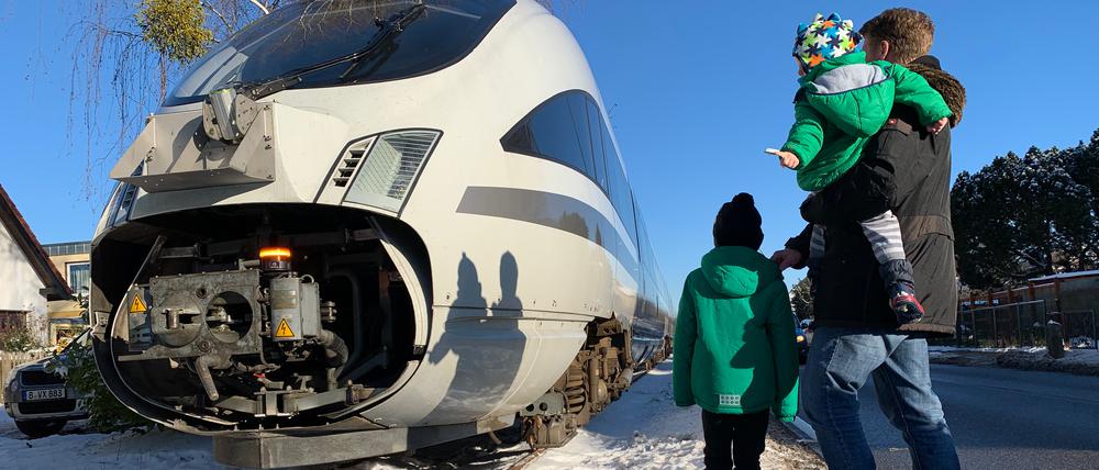 Vor drei Jahren rollte das „Advanced TrainLab“, eine Forschungsstation in Gestalt eines ICE, im Schritttempo den Dahlemer Weg entlang. Der damals sechsjährige Joschi, sein drei Jahre jüngerer Bruder Joris und ihr Vater Marc Danewitz fanden das toll.