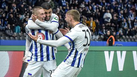 Palko Dardai traf herrlich per direktem Freistoß zum 2:1 für Hertha und ließ sich anschließend feiern.