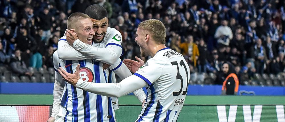 Palko Dardai traf herrlich per direktem Freistoß zum 2:1 für Hertha und ließ sich anschließend feiern.