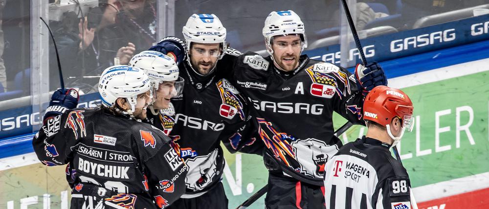 Julian Melchiori (2.v.r.) erzielte seine ersten beiden Treffer in dieser Saison.
