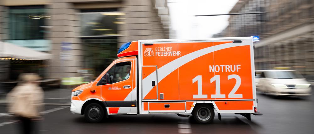 Ein Rettungswagen der Berliner Feuerwehr fährt auf der Straße «Unter den Linden».