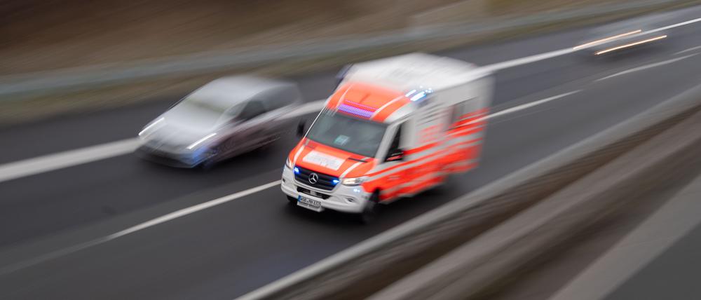 Ein Rettungswagen fährt über eine Autobahn.