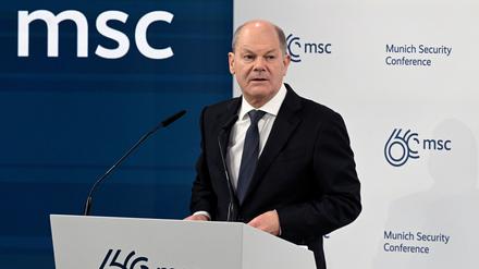 Bundeskanzler Olaf Scholz spricht während der 60. Münchner Sicherheitskonferenz. Es waren 50 Staats- und Regierungschefs und etwa 100 Minister am Ort. 