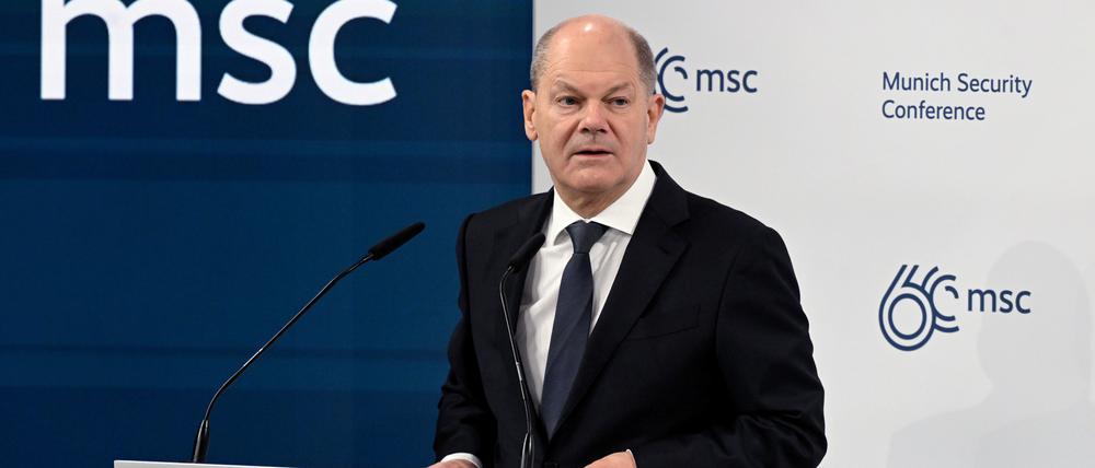 Bundeskanzler Olaf Scholz spricht während der 60. Münchner Sicherheitskonferenz. Es waren 50 Staats- und Regierungschefs und etwa 100 Minister am Ort.