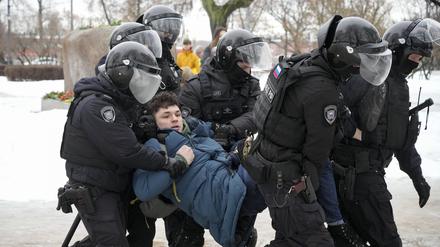 Polizisten halten einen Mann fest, als dieser Blumen für Kremlgegner Alexej Nawalny am Denkmal niederlegen will. Nawalny starb am 16.02.2024 im Alter von 47 Jahren nach Angaben der Justiz in einer sibirischen Strafkolonie. (Symbolfoto)