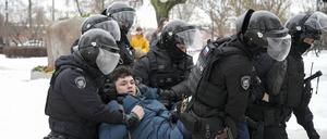 Polizisten halten einen Mann fest, als dieser Blumen für Kremlgegner Alexej Nawalny am Denkmal niederlegen will. Nawalny starb am 16.02.2024 im Alter von 47 Jahren nach Angaben der Justiz in einer sibirischen Strafkolonie. (Symbolfoto)