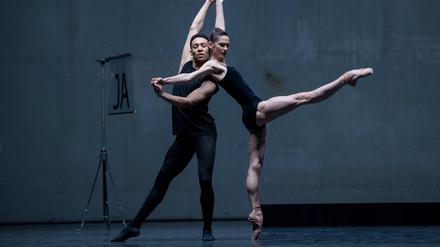 Komplexe und schnelle Choreografien in „Approximate Sonata 2016“. Hier tanzen Polina Semionova, und Gregor Glocke.
