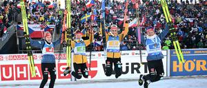 Janina Hettich-Walz, Sophia Schneider, Selina Grotian und Vanessa Voigt jubeln über Staffel-Bronze (v. l.).