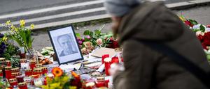 17.02.2024, Berlin: Eine Frau legt nach dem Tod Nawalnys vor der russischen Botschaft Blumen nieder. Nach Angaben der russischen Justiz war der 47-jährige Nawalny am Freitag gestorben, nachdem er sich bei einem Hofgang im Straflager unwohl gefühlt und das Bewusstsein verloren habe. Der Tod des Oppositionspolitikers, der nach einem Giftanschlag trotz drohender Haft 2021 nach Russland zurückgekehrt war, löste international Bestürzung aus. Foto: Fabian Sommer/dpa +++ dpa-Bildfunk +++