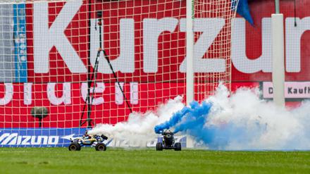 In Rostock protestierten die Fans mit Spielzeugautos gegen den geplanten Investoreneinstieg.