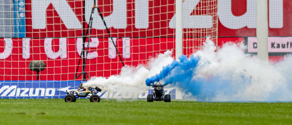 In Rostock protestierten die Fans mit Spielzeugautos gegen den geplanten Investoreneinstieg.