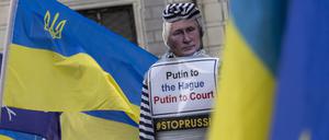 Demonstranten nehmen am Rand der 60. Münchner Sicherheitskonferenz an einer Protestkundgebung unter den Motto ·Unterstützung der Ukraine· in der Innenstadt teil. 