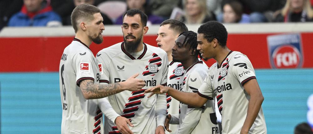 Die Leverkusener Profis freuen sich über das 2:0 gegen Amine Adli.