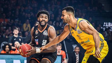 Johannes Thiemann (rechts) hatte mit Alba das Nachsehen gegen Ulm mit Topscorer Trevion Williams.