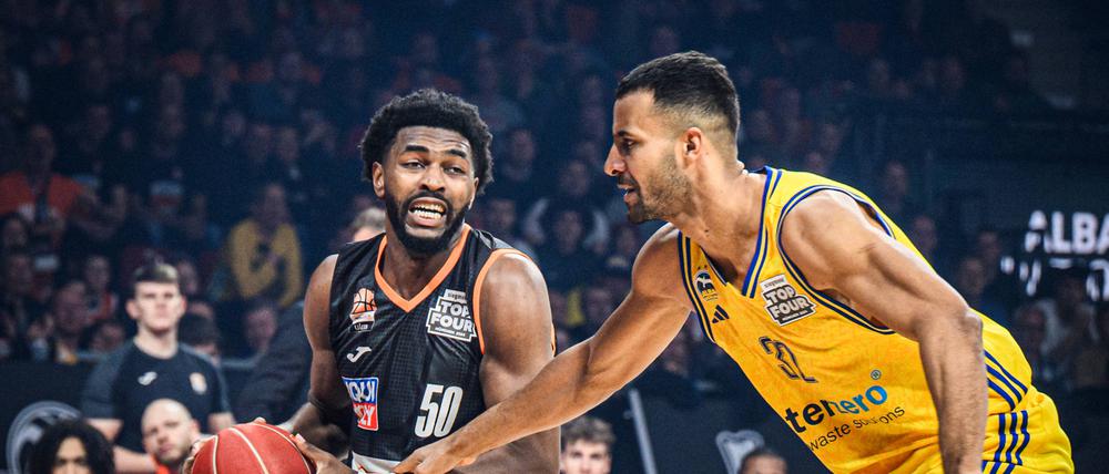 Johannes Thiemann (rechts) hatte mit Alba das Nachsehen gegen Ulm mit Topscorer Trevion Williams.
