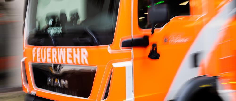 Ein Feuerwehrfahrzeug fährt aus der Wache (Symbolbild).