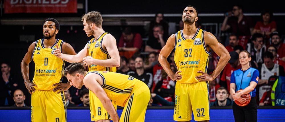 Johannes Thiemann (rechts) und Alba Berlin gaben im letzten Viertel einen Acht-Punkte-Vorsprung aus der Hand und verpassten zum zweiten Mal in Folge das Pokalfinale.