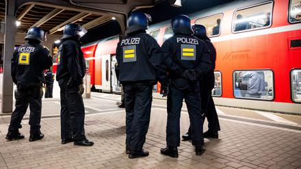 Einsatzkräfte der Bundespolizei stehen am Bahnhof Bergedorf an einem Regionalzug, um bei HSV-Fans eine Razzia durchzuführen. 